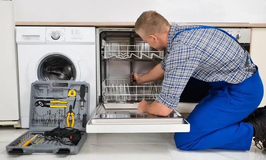 Sapanca Finlux servisi teknisyen ekibi beyaz eşya tamiri yaparken